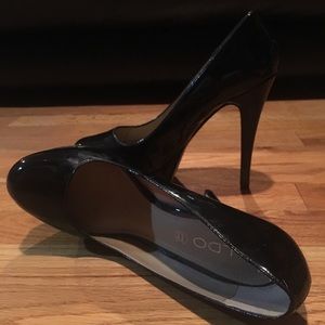 Black platform Aldo heel with tan interior